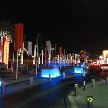 メインエントランスは夜になっても人だかり…