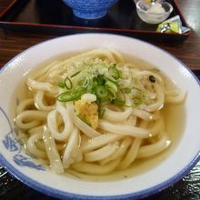 太く強いコシの麺