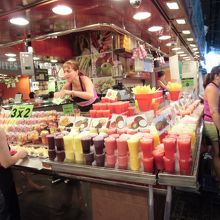 色とりどりのフレッシュ・ジュースの山