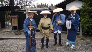 三度笠スタイルの基礎観光連盟の方々とツーショットできます