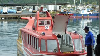 遊覧船で奇岩を見物