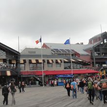 港の雰囲気の残るショッピングモール
