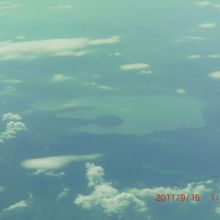 飛行機の窓から見た十和田湖