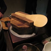 釜で炊き上げた状態で登場します。