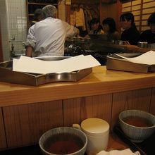 カウンターのみの店内です。