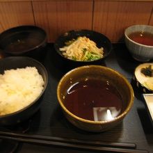 お膳にサラダやご飯、赤だしなどご用意頂けます。（ピンボケ）