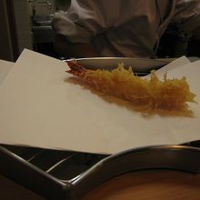 最初の海老です。衣もサクサクでした。