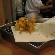海老入りのかき揚げも登場します。