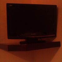ベッドの足元には小さめのテレビが