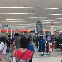 ひろ〜い店内。何があるのかなぁ。