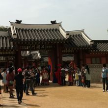 入り口、手前でアーチェリーみたいなのやってた。