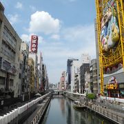 たこ焼き屋さんや串焼き屋さん、かに道楽等、様々なお店がひしめき合ってます。