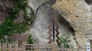 岩だけの素朴な御神体