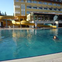 ホテル内の屋外プールです。無料の貸しタオルサービスがあります