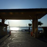 ホテルの正門。周りは海です