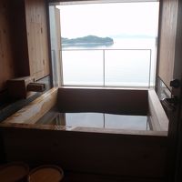 ５〜６人一緒に入れそう。とにかく大きな檜の浴槽でした。