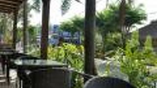 賑やかな通りを眺めながらのティータイム！