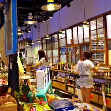 お土産やさん、手作り食品などを売っている。