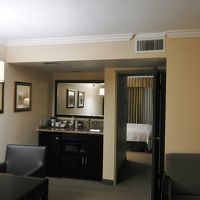 リビングにある小さなキッチン。奥がベッドルーム。右がバス。