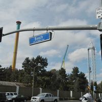 ホテルはBeach Blvd沿い。Knottsまですぐ。