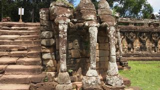 象がいっぱい刻まれてます 象のテラス