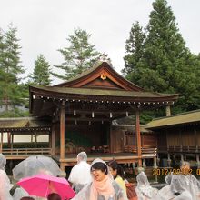 能舞台で狂言が上演されるのを待つ観客