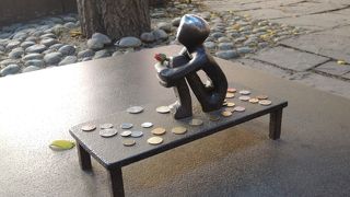 フィンランド教会の庭に座る、かわいいアイアンボーイ♪