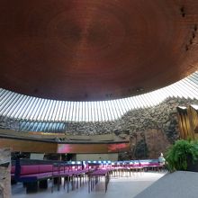 やわらかい午後の日差しが差し込み、荘厳です