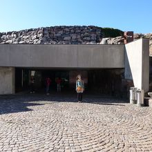 教会の入り口。右手の岩を下りました。