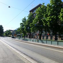 道の真ん中にあるのがKauppakorkeakoulut駅