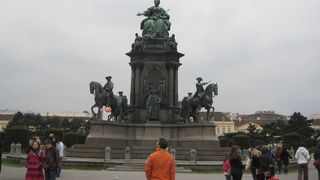 多くの観光客が行き交う広場です