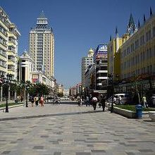広い通りには、新しいロシア風建築がずらっと並ぶ。