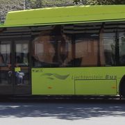 国によって運営を委託された黄色いバス