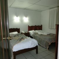 ベッドが乱れた状態ですが、寝室こんな感じで広めです。