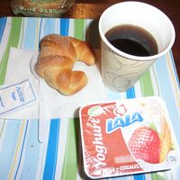 質素ですが、パン・コーヒー・ヨーグルトの朝食付き