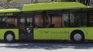 国によって運営を委託された黄色いバス