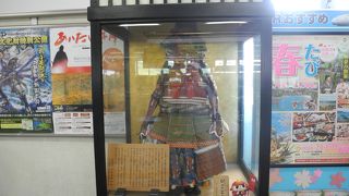 彦根駅の構内にあるこの甲冑がお出迎えです。