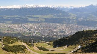 インスブルックの街並みとアルプスを見る