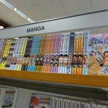 棚のまるまる1つ（裏表）が日本漫画コーナー