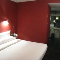 真っ赤な壁の客室