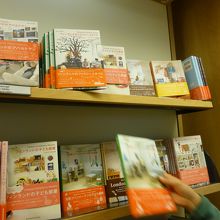 日本語インテリア本のコーナーも
