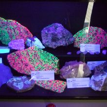 紫外線で蛍光を発する岩石