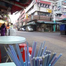 朝は活気があるけどまだ静か。