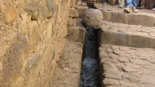 遺跡の山肌に人の顔？