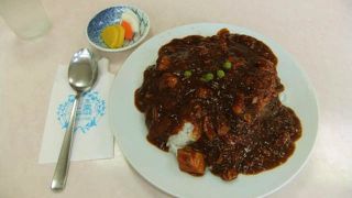 ハヤシライスと分厚いカツが評判のお店