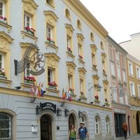 黄色と白の壁に花が飾られた外観