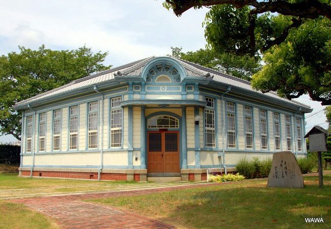 美しい芝生庭園に配置された二棟の疑似洋風建築が高松市水道資料館