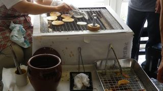 駅の売店にはぬれ煎餅等のおみやげがあります