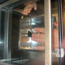 月の石に触れる