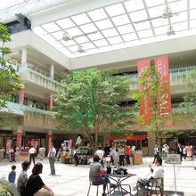 高く明るい丸亀町商店街の新アーケード 